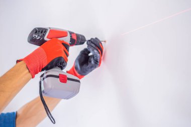 Adam vidayı duvara sıkıştırıyor.