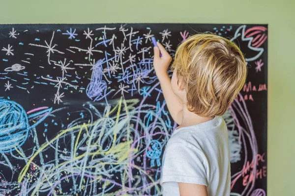 Маленький Мальчик Рисует Мелом Пространство Планеты Звезды Стене — стоковое фото