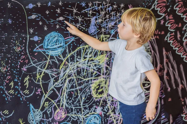 Маленький Мальчик Указывающий Нарисованное Пространство Планеты Звезды Стене — стоковое фото