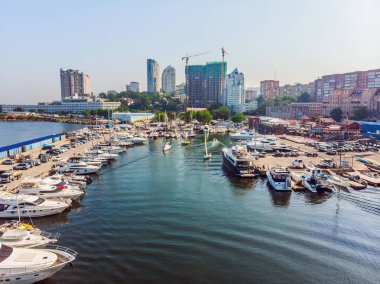 Harbor günbatımı, liman yat kulübünde otopark Yatlar