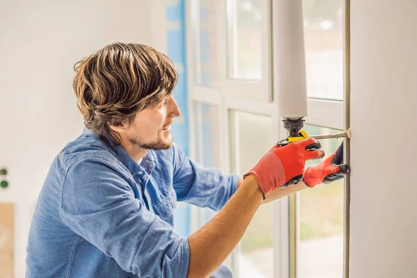 Junger Handwerker Blauen Hemd Mit Schaumstoff Elektrowerkzeug Beim Fenstereinbau — Stockfoto