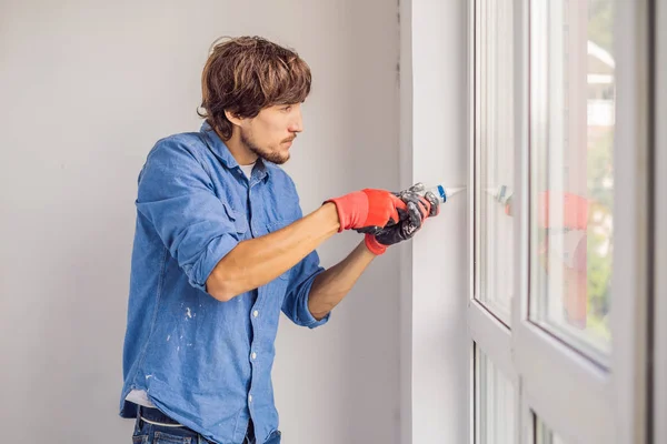 Junger Gutaussehender Mann Blauem Hemd Bei Der Fenstermontage Mit Klebewerkzeug — Stockfoto