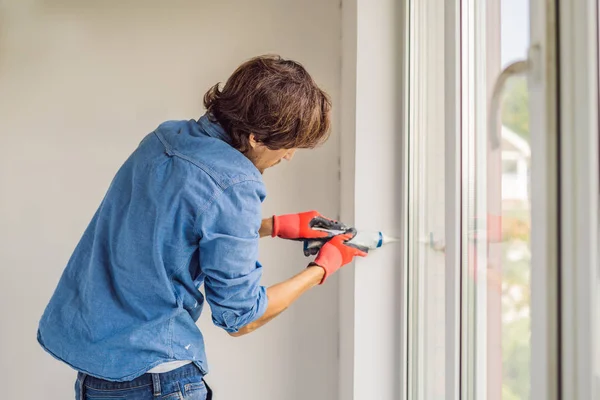 Junger Gutaussehender Mann Blauem Hemd Bei Der Fenstermontage Mit Klebewerkzeug — Stockfoto