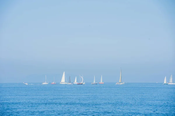 Zeilboten in de zee aan de horizon — Stockfoto