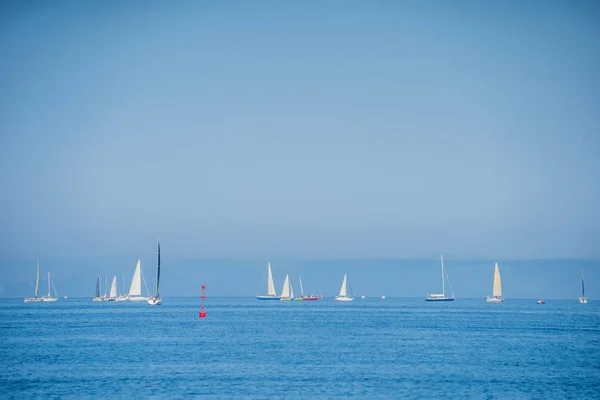 Zeilboten in de zee aan de horizon — Stockfoto