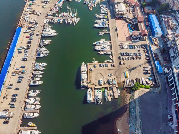 Парковка яхт в гавани на закате, яхт-клуб Harbor — стоковое фото