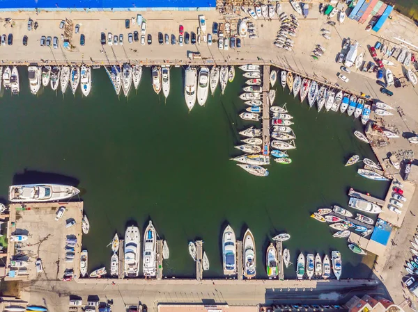 Yachts estacionamento no porto ao pôr do sol, clube de iate porto — Fotografia de Stock