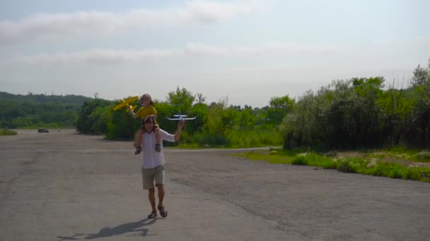 Slowmotion lövés fiatal apa és fia játszik a polisztirol repülőgépek — Stock videók