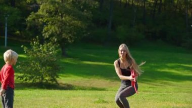 Uçakta bir çim ile genç bir kadın ve küçük oğlu Slowmotion shot oyun