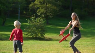 Uçakta bir çim ile genç bir kadın ve küçük oğlu Slowmotion shot oyun