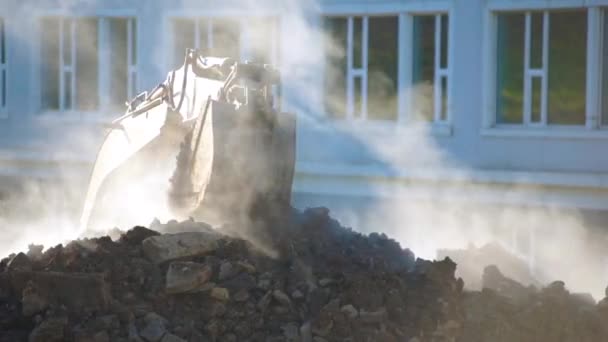 Concept van de doorbraak van ondergrondse nutsvoorzieningen. stoom breekt uit van de grond. Graafmachine graaft een gat om de locatie van de doorbraak van de belangrijkste verwarming te bepalen. Tikje schot — Stockvideo