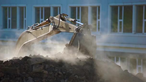 Concept of the breakthrough of underground utilities. steam breaks out of the ground. Excavator digs a hole to determine the location of the breakthrough of the heating main. Slowmotion shot — Stock Video