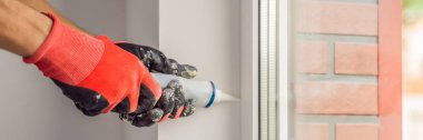 Pencere montaj sırasında Polivinil tutkal kullanarak eller Close-up.