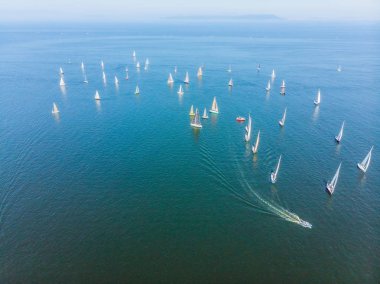 Okyanusun masmavi su gösterilen yukarıda vurdu Yelkenli.