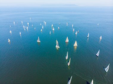 Okyanusun masmavi su gösterilen yukarıda vurdu Yelkenli.