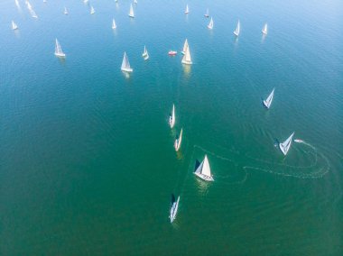 Okyanusun masmavi su gösterilen yukarıda vurdu Yelkenli.