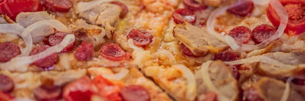 Appetitliche Hintergrund-Pepperoni-Pizza-Nahaufnahme, die das Rahmenbanner füllt, Langformat — Stockfoto