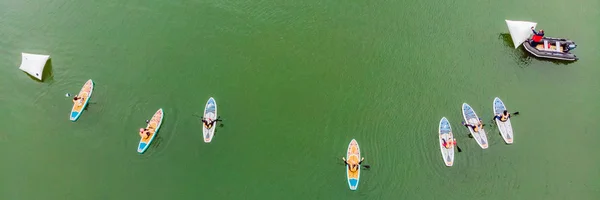 Vista Aérea Pessoas Que Flutuam Pranchas Jantar Baía Enquanto Competição — Fotografia de Stock