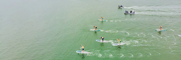 ギリシャの水スポーツ競争しながらベイで Sup のボードに浮かぶ男性の航空写真 — ストック写真