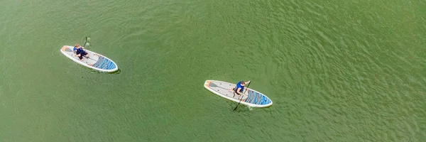 Luchtfoto Van Mannen Drijvend Sup Boards Baai Terwijl Water Sport — Stockfoto