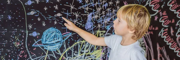 Niño Señalando Espacio Pintado Planetas Estrellas Pared — Foto de Stock