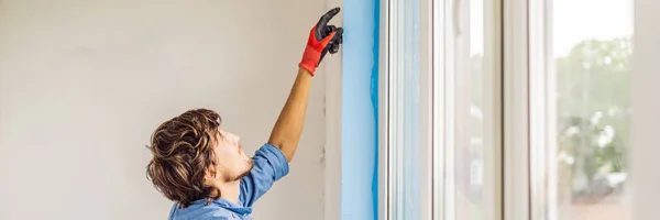 Uomo Camicia Blu Con Nastro Adesivo Mentre Installazione Finestra — Foto Stock