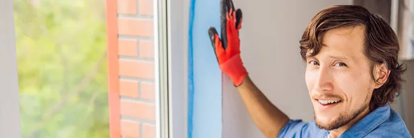 Mann Lehnt Sich Beim Fenstereinbau Mit Der Hand Wand — Stockfoto