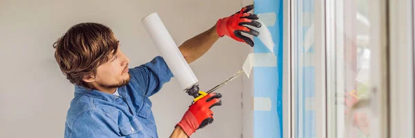 Junge Handarbeiter Verwenden Schaumstoffwerkzeug Beim Fenstereinbau — Stockfoto