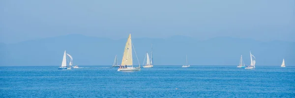 長い形式のバナー、地平線上海にヨット — ストック写真