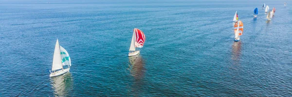 ヨットは海のバナー、長い形式の澄んだ青い水を示し上から撮影 — ストック写真
