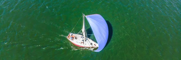 Zeilboot neergeschoten boven weergegeven: het helder blauwe water van de oceaan Banner, lange notatie — Stockfoto