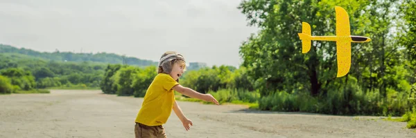 Criança Feliz Brincando Com Avião Brinquedo Contra Fundo Pista Velha — Fotografia de Stock