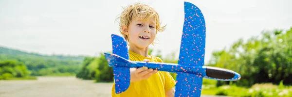 Criança Feliz Brincando Com Avião Brinquedo Contra Fundo Pista Velha — Fotografia de Stock