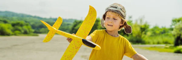 Szczęśliwe Dziecko Grając Samolocikiem Tle Starego Pasa Startowego Podróżowanie Koncepcji — Zdjęcie stockowe