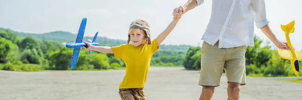 Buon Padre Figlio Che Giocano Con Aeroplano Giocattolo Sullo Sfondo — Foto Stock