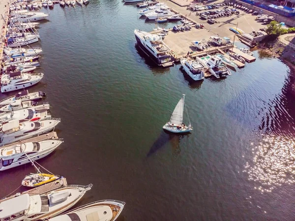 Estacionamiento de yates en el puerto al atardecer, Club náutico Harbor — Foto de Stock