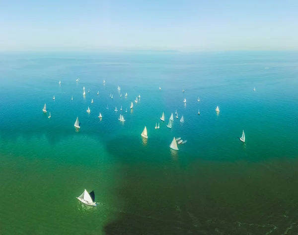 ヨットは海の透明な青い水を示す上から撮影 — ストック写真