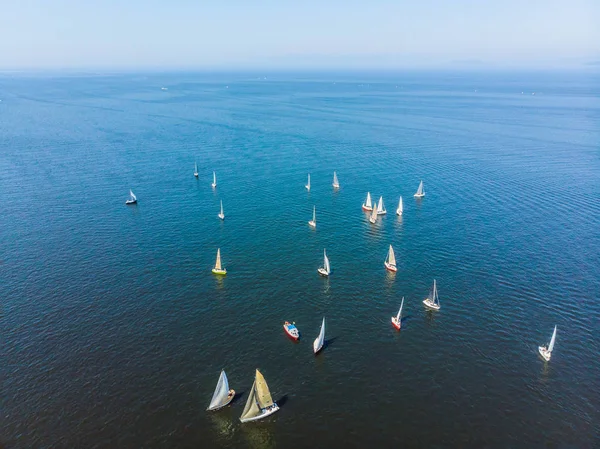 Zeilboot Schot Boven Het Helder Blauwe Water Van Oceaan Tonen — Stockfoto