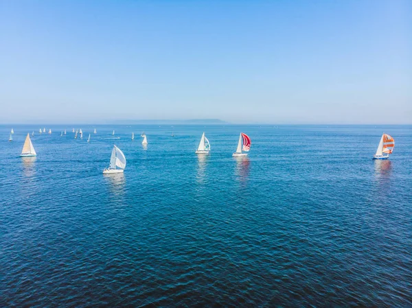 Barca Vela Scattata Dall Alto Che Mostra Acqua Cristallina Blu — Foto Stock