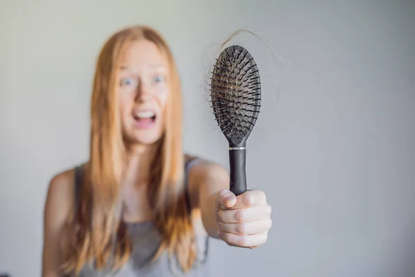 Concepto Pérdida Cabello Las Mujeres Montón Pelo Perdido Peine — Foto de Stock