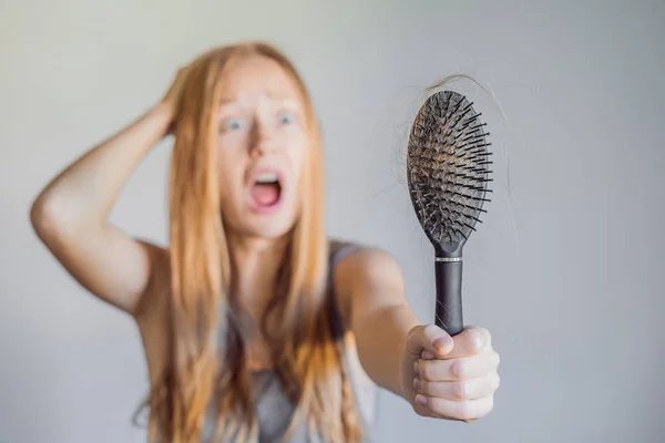 脱发在妇女的概念 梳子上有很多脱发 — 图库照片