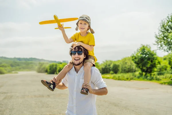 Buon Padre Figlio Che Giocano Con Aeroplano Giocattolo Sullo Sfondo — Foto Stock