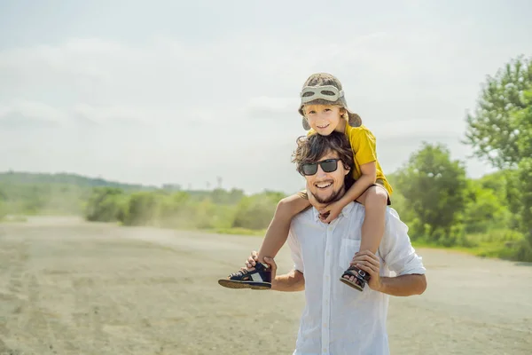 Buon Padre Figlio Che Giocano Con Aeroplano Giocattolo Sullo Sfondo — Foto Stock