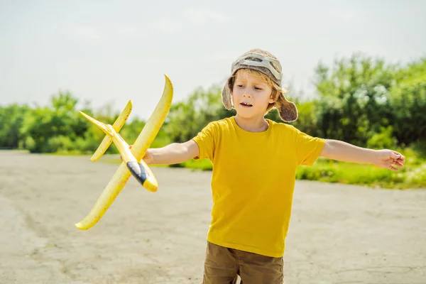 Gelukkig Kind Spelen Met Speelgoed Vliegtuig Tegen Oude Baan Achtergrond — Stockfoto