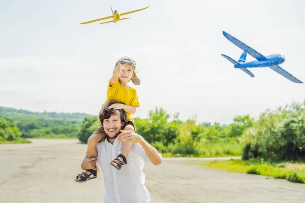 Buon Padre Figlio Che Giocano Con Aeroplano Giocattolo Sullo Sfondo — Foto Stock