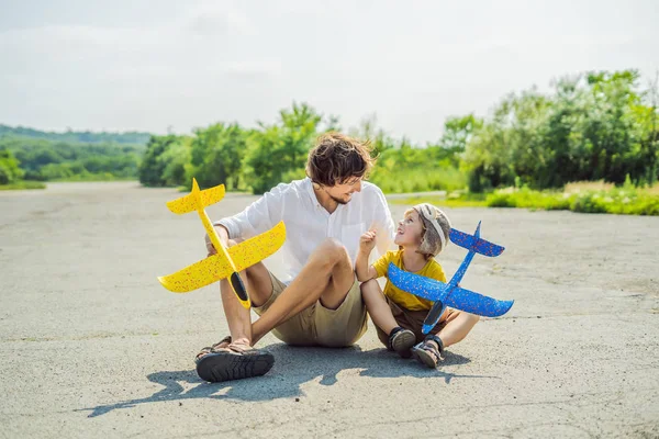 Ευτυχής Πατέρας Και Γιος Παίζει Αεροπλάνο Παιχνίδι Φόντο Παλιά Διάδρομο — Φωτογραφία Αρχείου