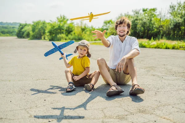 Lycklig Far Och Son Leker Med Leksak Flygplan Mot Gamla — Stockfoto