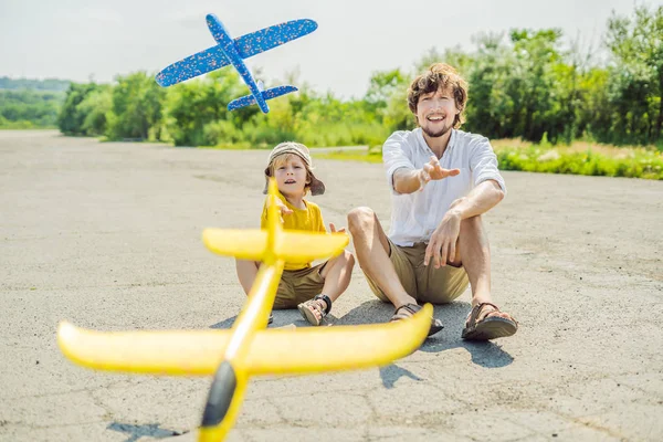 Счастливые Отец Сын Играют Игрушечным Самолетом Фоне Старой Взлетно Посадочной — стоковое фото