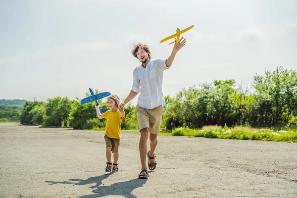 Ευτυχής Πατέρας Και Γιος Παίζει Αεροπλάνο Παιχνίδι Φόντο Παλιά Διάδρομο — Φωτογραφία Αρχείου