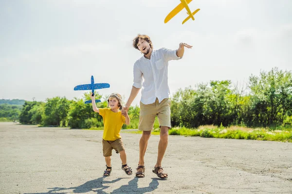 Buon Padre Figlio Che Giocano Con Aeroplano Giocattolo Sullo Sfondo — Foto Stock